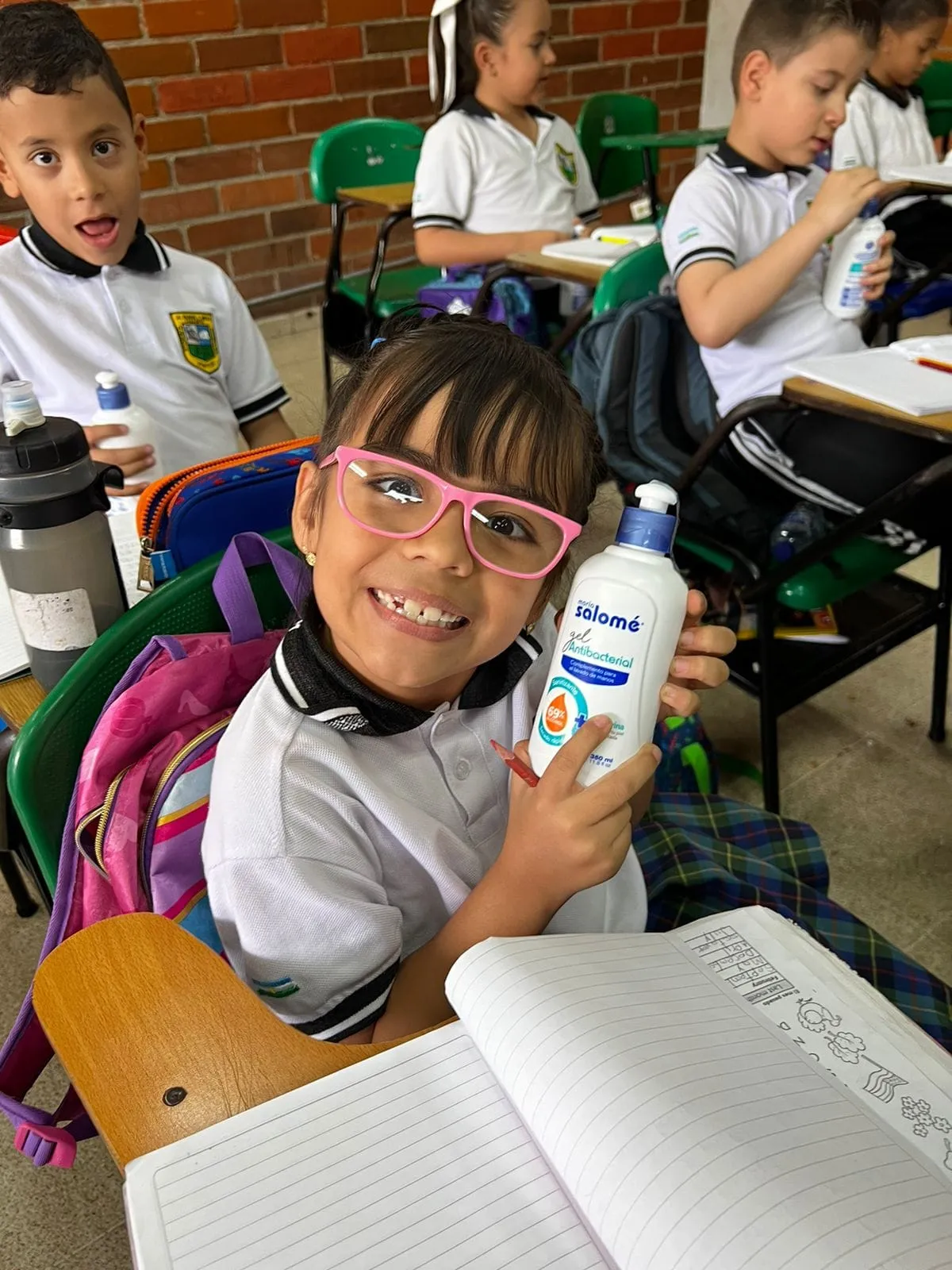 Niña sonríe en el aula durante una jornada de Cortejiendo Sueños en Medellín